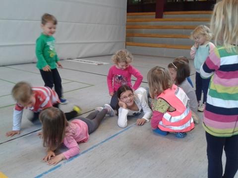 partyspiel-Schlafende-L-wen-fuer-kindergeburtstag