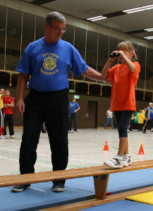 partyspiel-spielfest-balancieren-fuer-kindergeburtstag